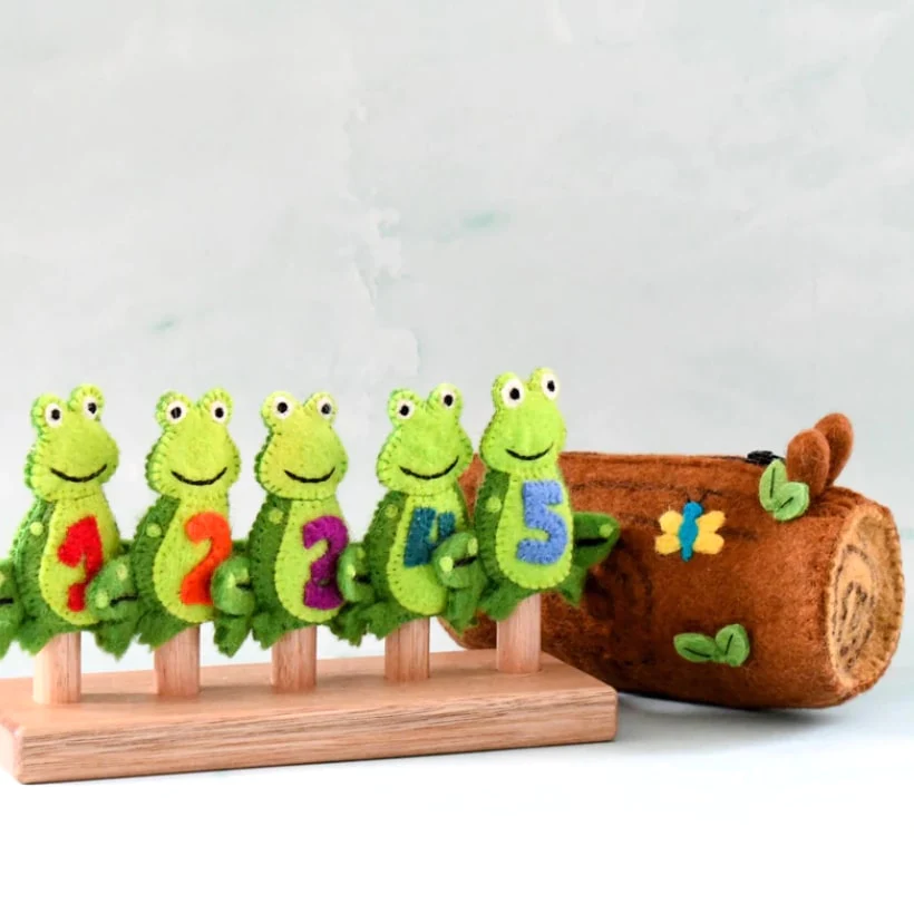 Tara-Treasures-handmade-felt-finger-puppets-5-speckled-frogs-2_1400x.webp