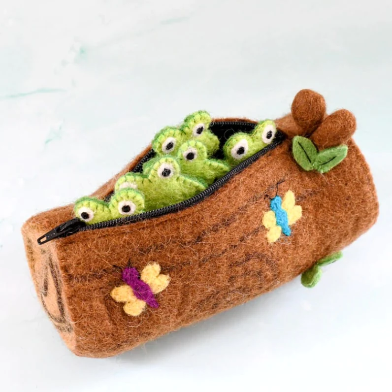 Tara-Treasures-handmade-felt-finger-puppets-5-speckled-frogs-5_1400x.webp